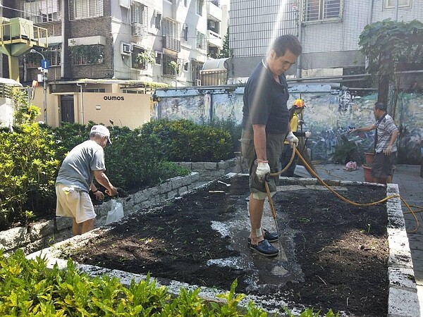 重新種植社區內花圃  圖片擷取自民炤里里長 周暉泰 「友善社區•幸福民炤」Facebook