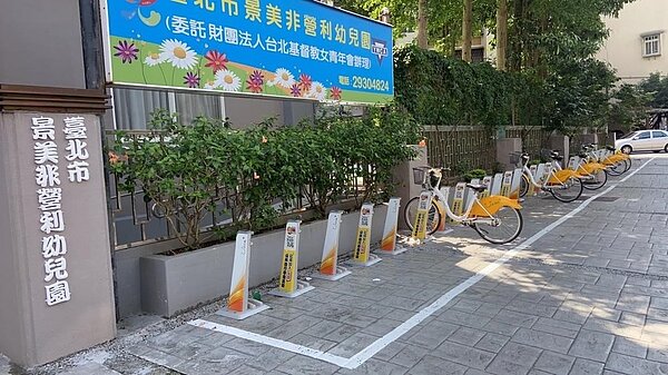 興隆派出所旁設立的Youbike 站,是里內爭取到的第一座租借站。圖/里長陳忠榮提供