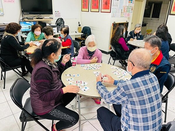 桌遊課程,透過遊戲防失智。圖/里長陳忠榮提供