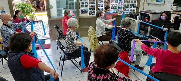 毛巾操課程,鍛練握力與上肢力量。圖/里長陳忠榮提供