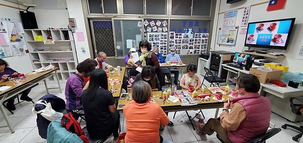 客家文化課,社區老小一起動手做。圖/里長陳忠榮提供