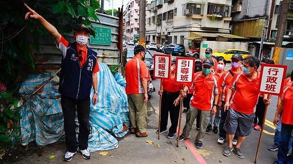 社區巡守隊不僅維護治安，更負責防災疏散。圖／里長余鴻儒提供
