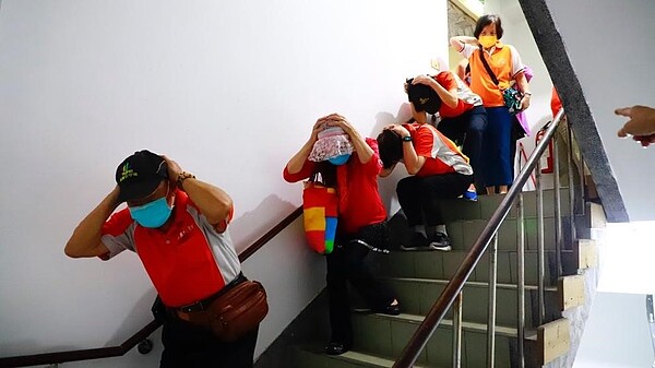 研習中，隊員實際練習該如何正確逃生。圖／里長余鴻儒提供
