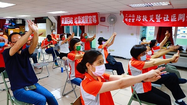 研習中，隊員跟著講師練習心肺復甦術。圖／里長余鴻儒提供
