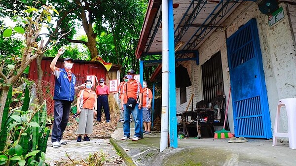 巡守隊隊員跟著里長實際走訪社區，了解疏散路線。圖／里長余鴻儒提供