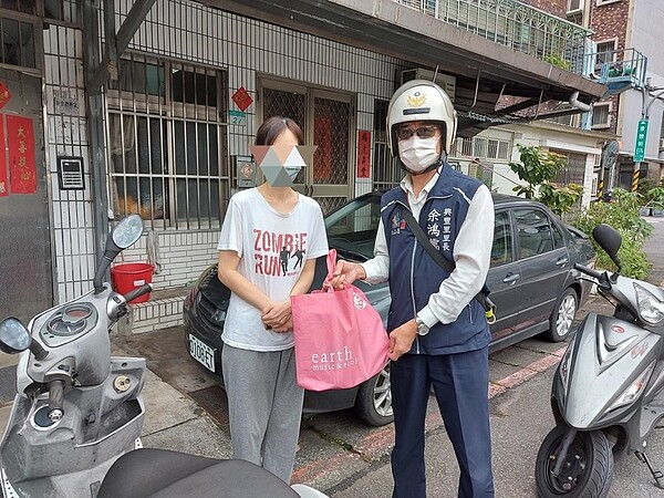 用行動代替言語，將物資送到里民家。圖／里長余鴻儒提供

