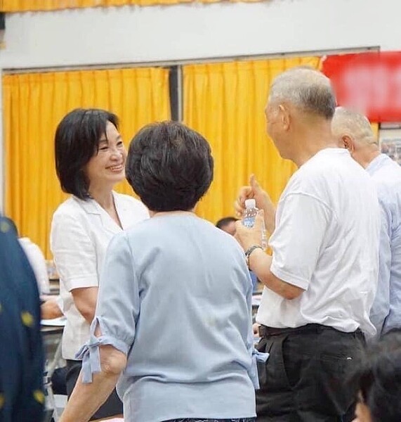 國民黨高雄市長參選人柯志恩在確診隔離前與長輩開心互動畫面。圖／取自柯志恩臉書