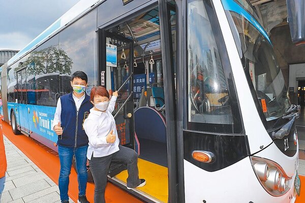 台中市長盧秀燕就任後推動「雙十公車」，去年又推行「市民限定」政策，台中市公車票價為全國最便宜。（交通局提供／林欣儀台中傳真）