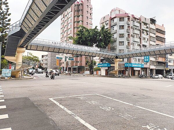 台中市忠明南路、五權南路口的天橋是否拆除?地方有不同意見,市議員羅廷瑋呼籲廣納民意。(市議員羅廷瑋提供/林欣儀台中傳真)
