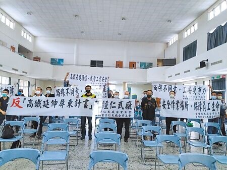 高鐵延伸屏東計畫環境影響評估公開說明會，台塑仁武廠企業工會理事長陳靖夫率隊高舉反「高鐵延伸屏東計畫」行經仁武廠、「「高架不同意、工安更有力」、「路線不同意，安全最美麗」等白布條抗議，強調若一意孤行，恐衍生無法承受災難。（林雅惠攝）