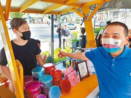 新北市長侯友宜（右）出席「新北好市節」與攤商互動熱絡。（陳慰慈攝）