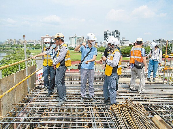 根據勞動部統計，去年全年勞動條件勞動檢查為3萬4431件、平均每勞檢5.7場就有1場次違法，場次是蔡政府2016年執政以來次低。圖為北市勞檢處在工地稽查情形。圖／台北市勞動局提供