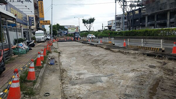 台灣自來水公司在台中市豐原大道埋設備援送水管,180公尺花2個月施工,惹民怨。圖/聯合報系資料照片