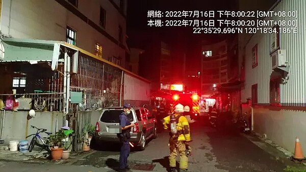 高雄市前鎮區鎮東四街16日晚間傳氣爆,警消到場處理,住戶紛紛出門察看。圖/讀者提供