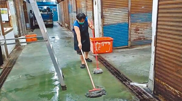 竹市議員接獲陳情,東門市場地下室有汙水瀑布從天而降,讓攤販苦不堪言。(林耕仁團隊提供/王惠慧新竹傳真)