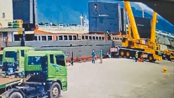 花蓮港發生一起工安意外，疑似石材吊掛不慎，夏姓工人遭33噸大理石壓住下半身當場死亡。圖／警方提供