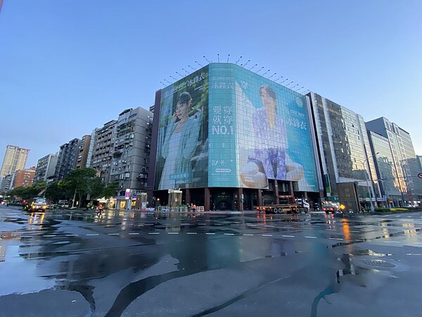 世貿天橋已拆除完畢，僅剩5座小橋墩下週待拆。圖／台北市新工處提供