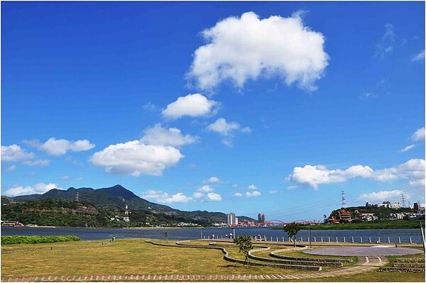 生態社子島以「親水綠軸」概念重建水圳紋理。宋旭曜自印悠遊卡，擺放攝影作品。圖／易小滿攝
