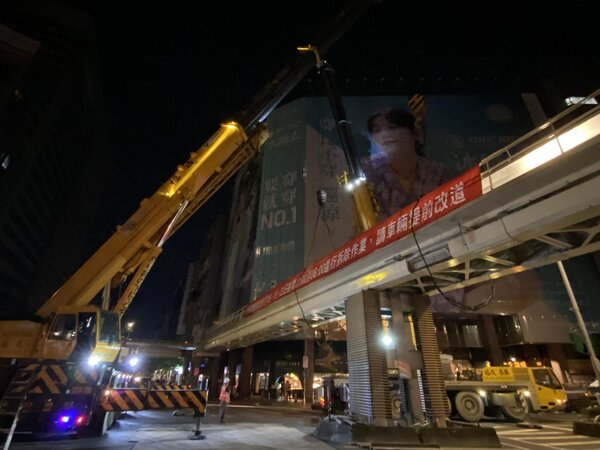 新工處3晚將世貿天橋火速拆完。圖／台北市新工處提供