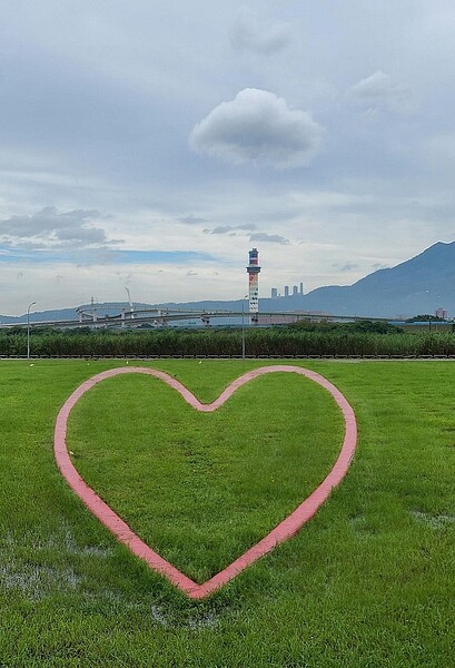 自掏腰包在河堤蓋起婚紗廣場。圖／易小滿攝
