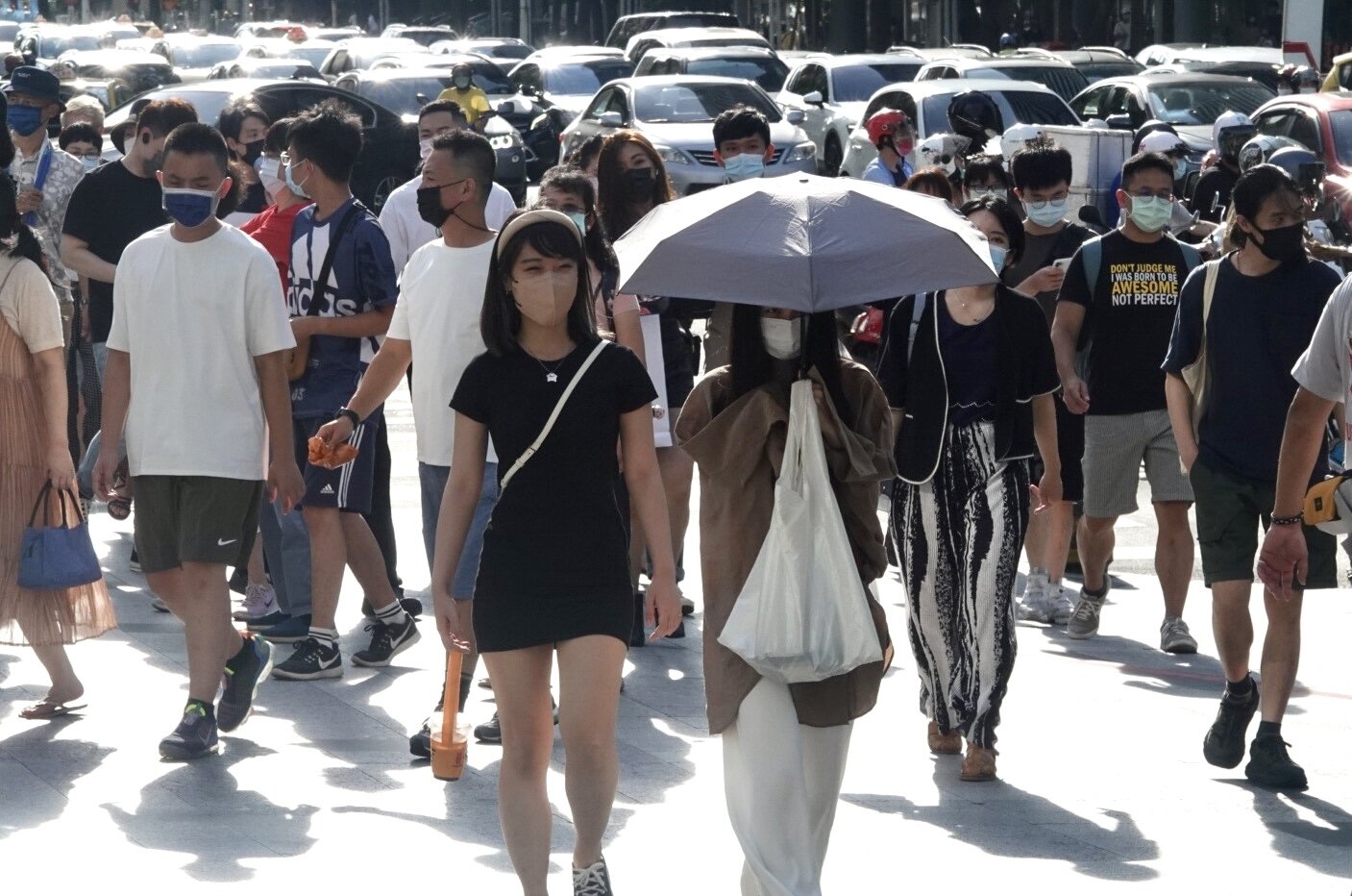 高溫炎熱,北部、東北部最高氣溫可達37、38度。花東在西南風背風側另有焚風效應,局部地區將出現極端高溫;應注意防曬、防中暑。記者林俊良/攝影