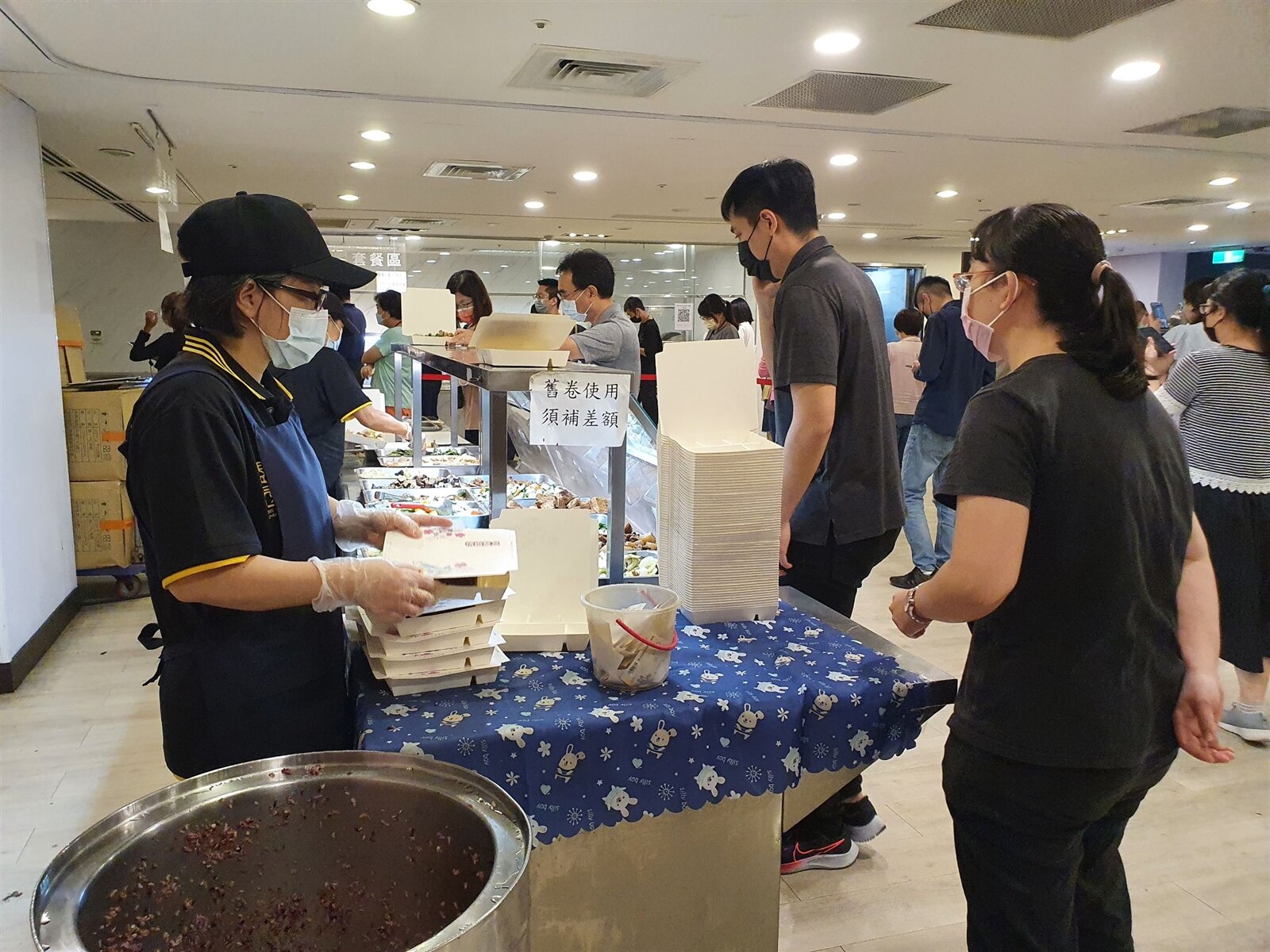 10月起新北市各機關學校,若需訂便當,店家必須使用環保便當盒才能接到訂單。記者李定宇/攝影