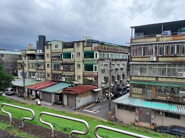 突破堤防障礙，引領里民去親水。圖／易小滿攝
