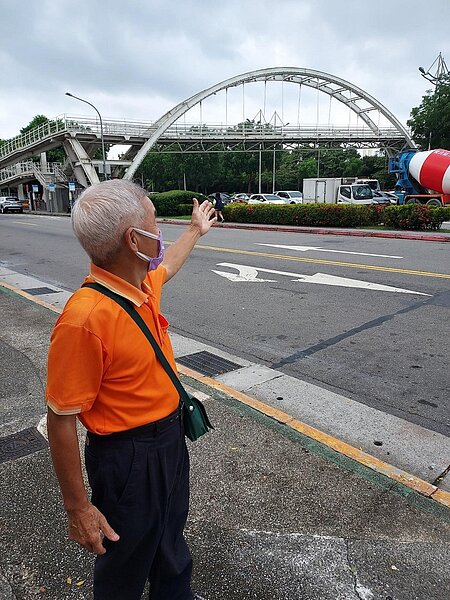 宋旭曜爭取「社子國小人行陸橋」，橋邊有玫瑰及瓢蟲等裝置物。圖／易小滿攝
