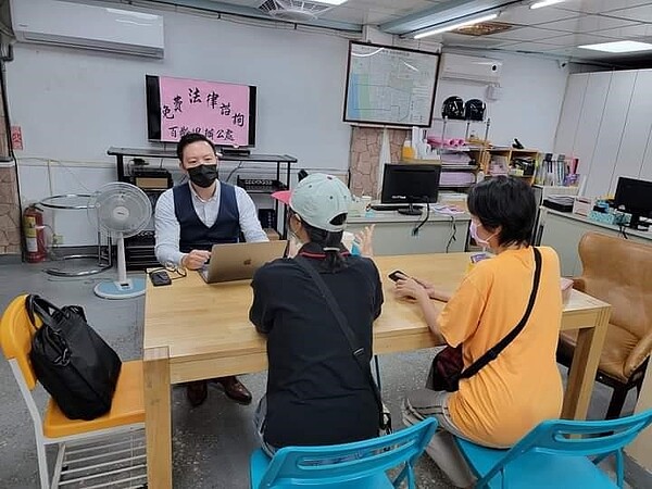 咨詢律師陣容的哥和姐專業又有顏值。圖／由里辦提供。
