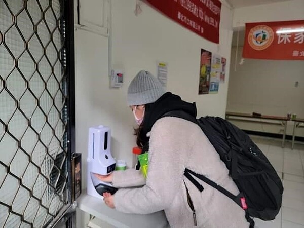 一起加油。同心抗疫。圖／由里辦提供。
