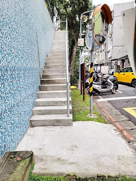 分工合作將花台清掃乾淨。圖／易小滿攝
