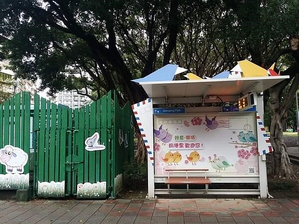 美化後的候車亭有QR Code 了解前港里大小事。圖／由里辦提供。
