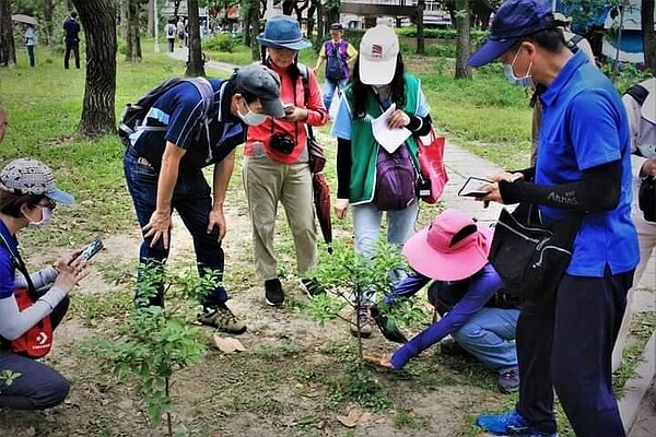 里民在綠林間看到原生植物之美。圖／由里辦提供。
