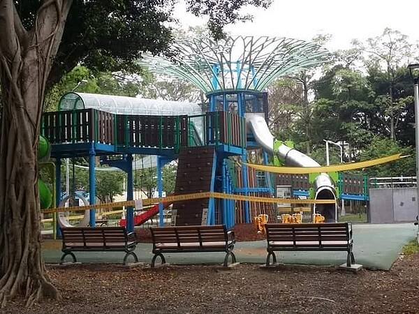 防疫期間，遊戲器材暫停使用。圖／由里辦提供。
