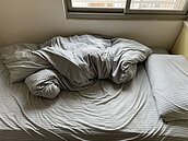 高雄男要逼出「無形的東西」　差點燒了整棟透天厝