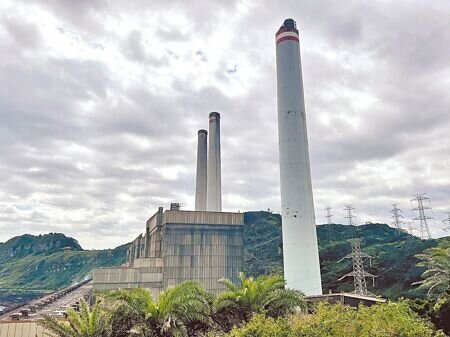 
台電提四接東移方案，地方民眾憂心基隆港會有「塞港」問題及安全疑慮。（陳彩玲攝）
