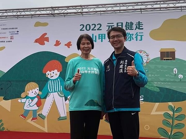 紀政和姪子紀建漢推動健走，和基層互動 。圖／由里辦提供
