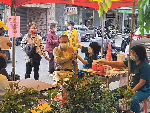 里民打疫苗，永慶房屋協力守護。圖／由里辦提供
