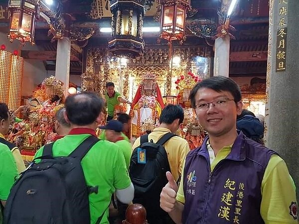 誠心誠意參拜，保佑地方好運勢。圖／由里辦提供
