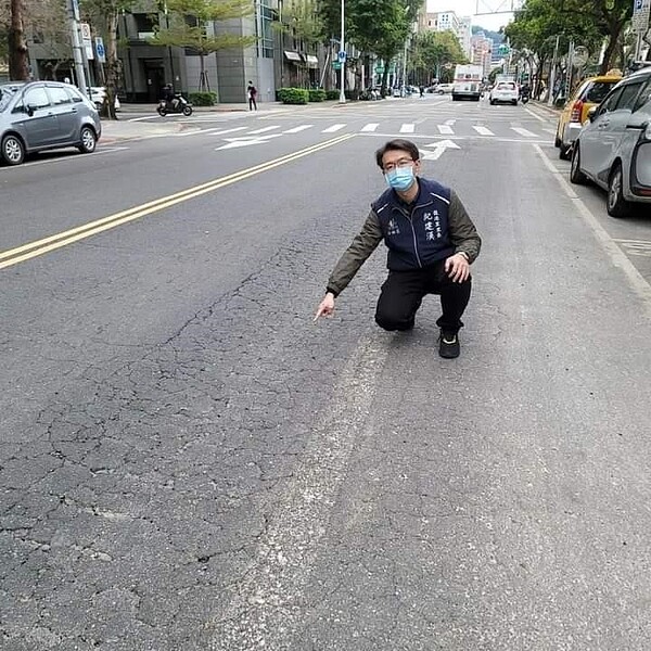 瀝青道路隨著時間，必須修補路面損壞。圖／由里辦提供

