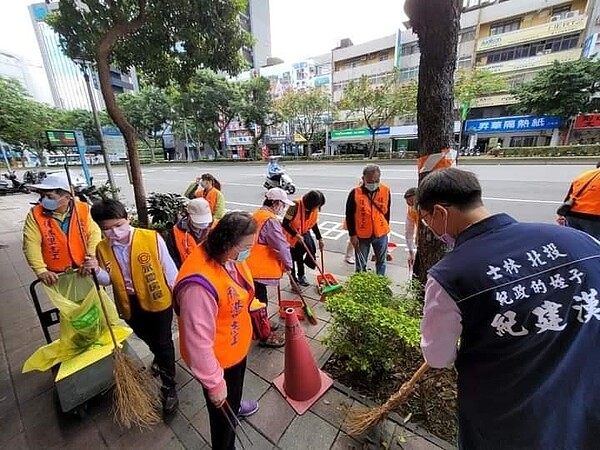 清掃巷弄髒亂，讓心情美麗。圖／由里辦提供

