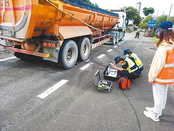 苗栗縣警察局實施大型車大執法專案，1個月以來共舉發317張罰單、逾175萬罰緩。圖／苗栗縣警察局提供
