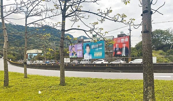 避免看板影響行車視線,新北市工務局近期巡查高速公路周邊看板,已有33件競選看板自行拆除。圖/新北市工務局提供