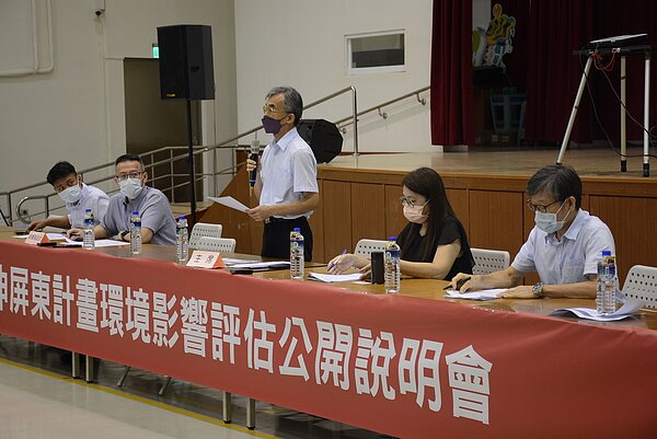 高鐵延伸屏東計畫環境影響評估公開說明會今舉行屏東場,交通部鐵道局總工程司呂新喜(右三)主持說明會。記者劉星君/攝影