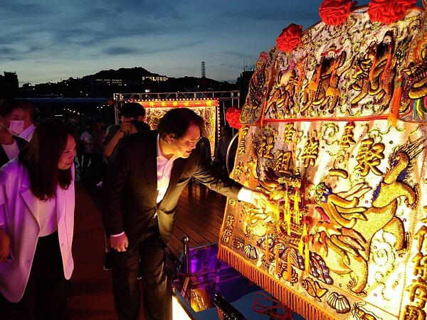 基隆市長林右昌今晚到海洋廣場參加「西秦盛典」,回應四接爭議時說,轉型過程中,任何討論都是正面的。記者邱瑞杰/攝影