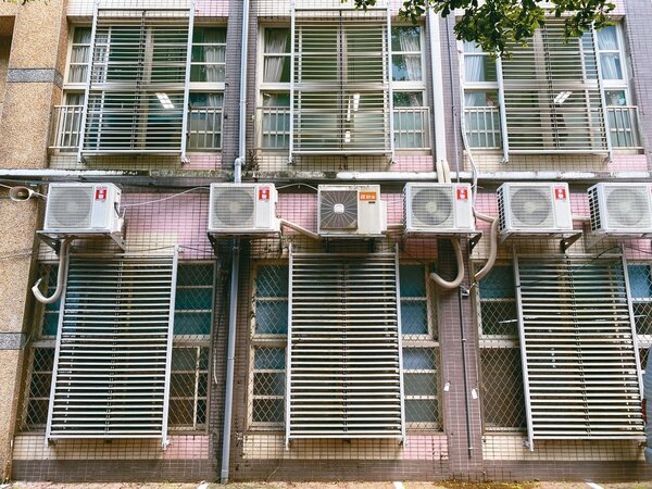 台北市校園3842台冷氣明年達9年使用年限。記者潘才鉉／攝影 