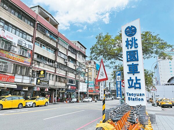 桃園車站後站多為移工商店,民代認為,桃鐵地下化攸關後站未來發展,不能再拖。記者朱冠諭/攝影