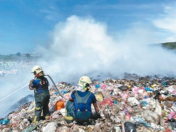 新豐垃圾掩埋場17日又起火，竄出濃濃白煙。記者巫鴻瑋／翻攝