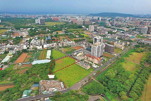 圖為位於高雄大學特定區的1799.93坪「住三」土地(紅色範圍),底價每坪49.19萬元,最後由信義開發以每坪70.94萬元標得。(高雄地政局提供)