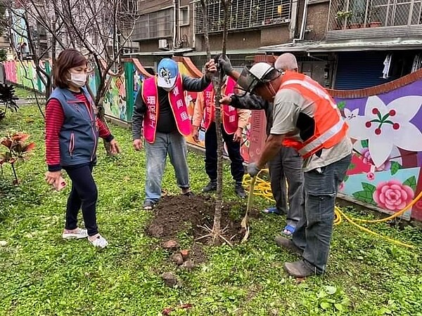 團結就是力量，榮譽好成績屬於大家！圖片由里辦提供